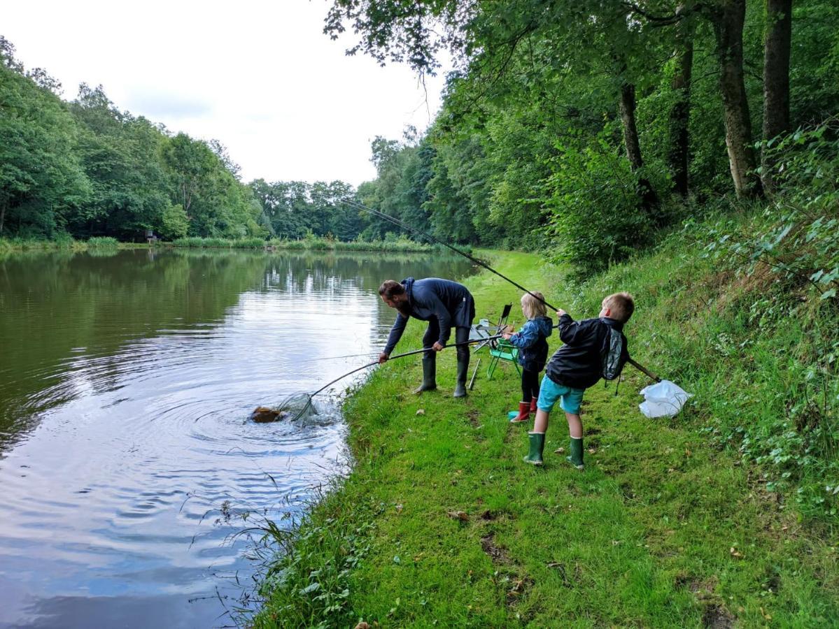 Deux Etangs Poissonneux Au Milieu Des Bois Avec Gite Moderne, La Halte Des Deux Lacs Rosée Exterior foto