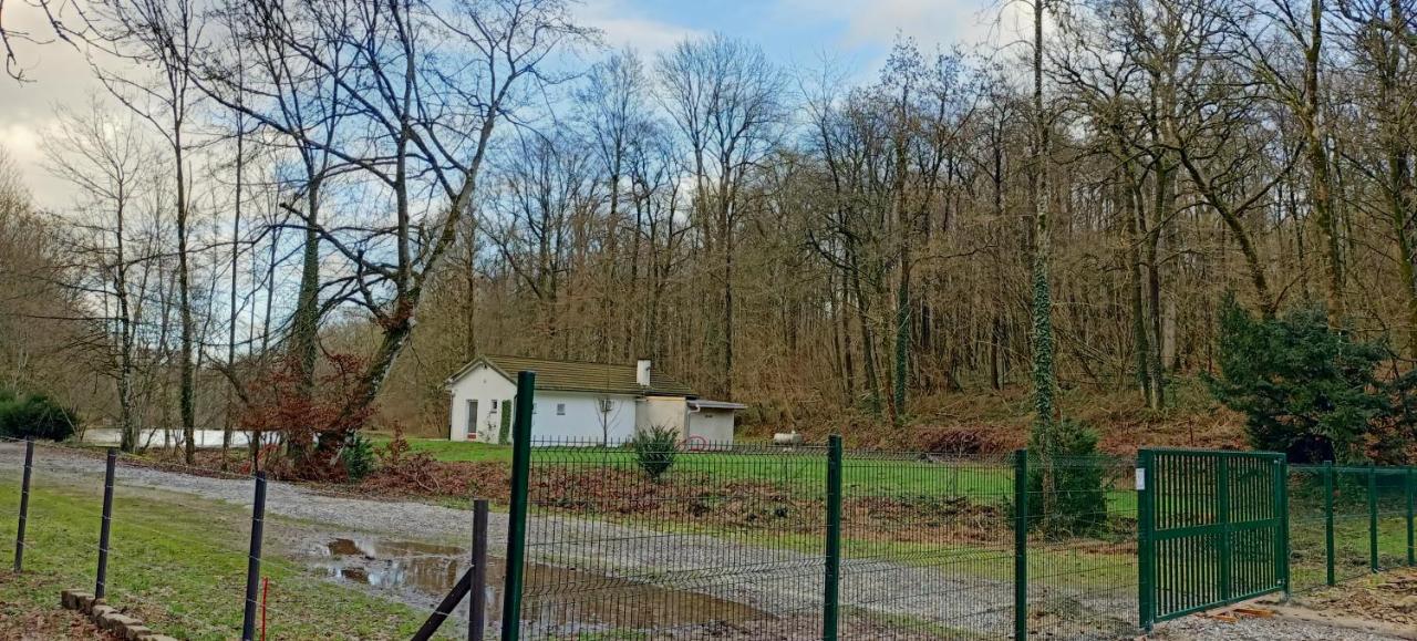 Deux Etangs Poissonneux Au Milieu Des Bois Avec Gite Moderne, La Halte Des Deux Lacs Rosée Exterior foto