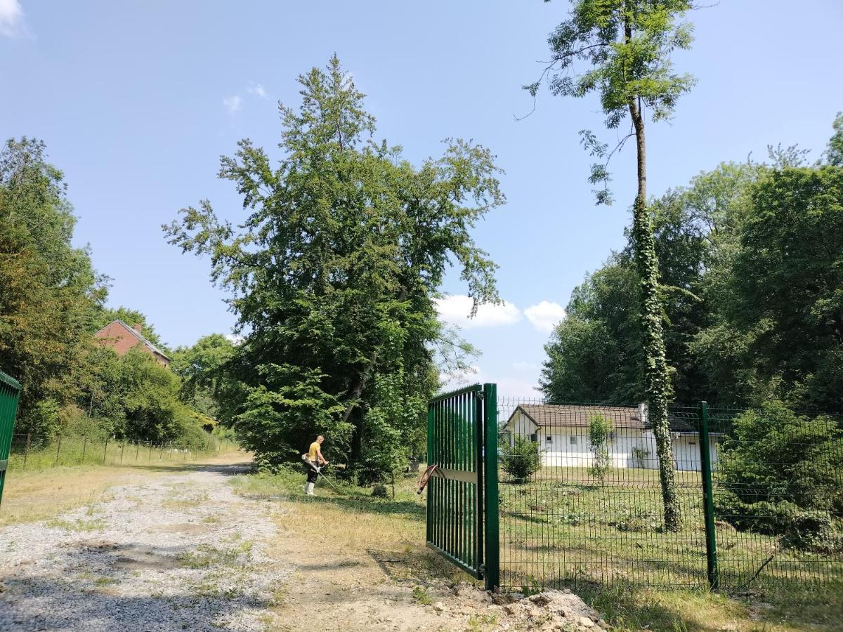 Deux Etangs Poissonneux Au Milieu Des Bois Avec Gite Moderne, La Halte Des Deux Lacs Rosée Exterior foto
