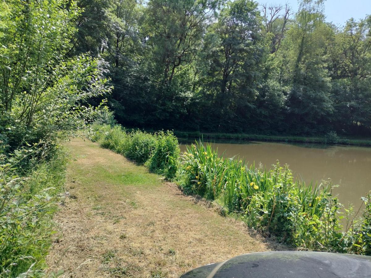 Deux Etangs Poissonneux Au Milieu Des Bois Avec Gite Moderne, La Halte Des Deux Lacs Rosée Exterior foto